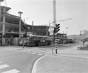 855567 Afbeelding van een rij stadsbussen op de Catharijnesingel te Utrecht, ter hoogte van de nieuwbouw van het ...